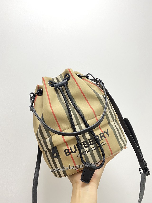 Burberry專門店新款皮肩帶收納小水桶包 巴寶莉經典休閒肩背女包 yxb1437